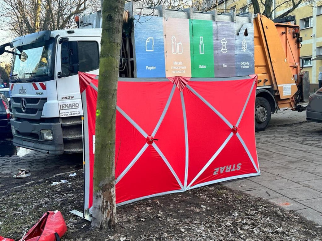 Emerytka zmiażdżona przez śmieciarkę w Warszawie. Na ulicy została plama krwi