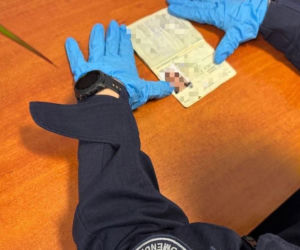 Słupsk: Zamieniła zdjęcie w paszporcie 67-letniej babci. Chciała się pod nią podszyć i wejść do aresztu