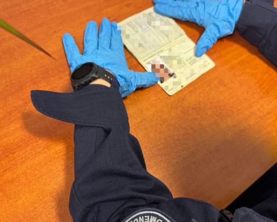 Słupsk: Zamieniła zdjęcie w paszporcie 67-letniej babci. Chciała się pod nią podszyć i wejść do aresztu