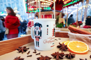Gdański Jarmark Bożonarodzeniowy zaskakuje. Kaucja za kubek wyższa niż cena grzańca. Rzecznik tłumaczy