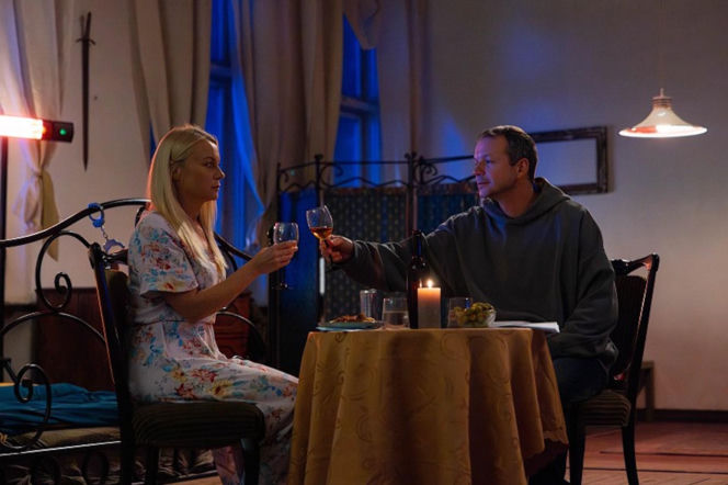 Pierwsza miłość, odcinek 4145. Emilka (Anna Ilczuk), psychol Mateusz (Lesław Żurek)