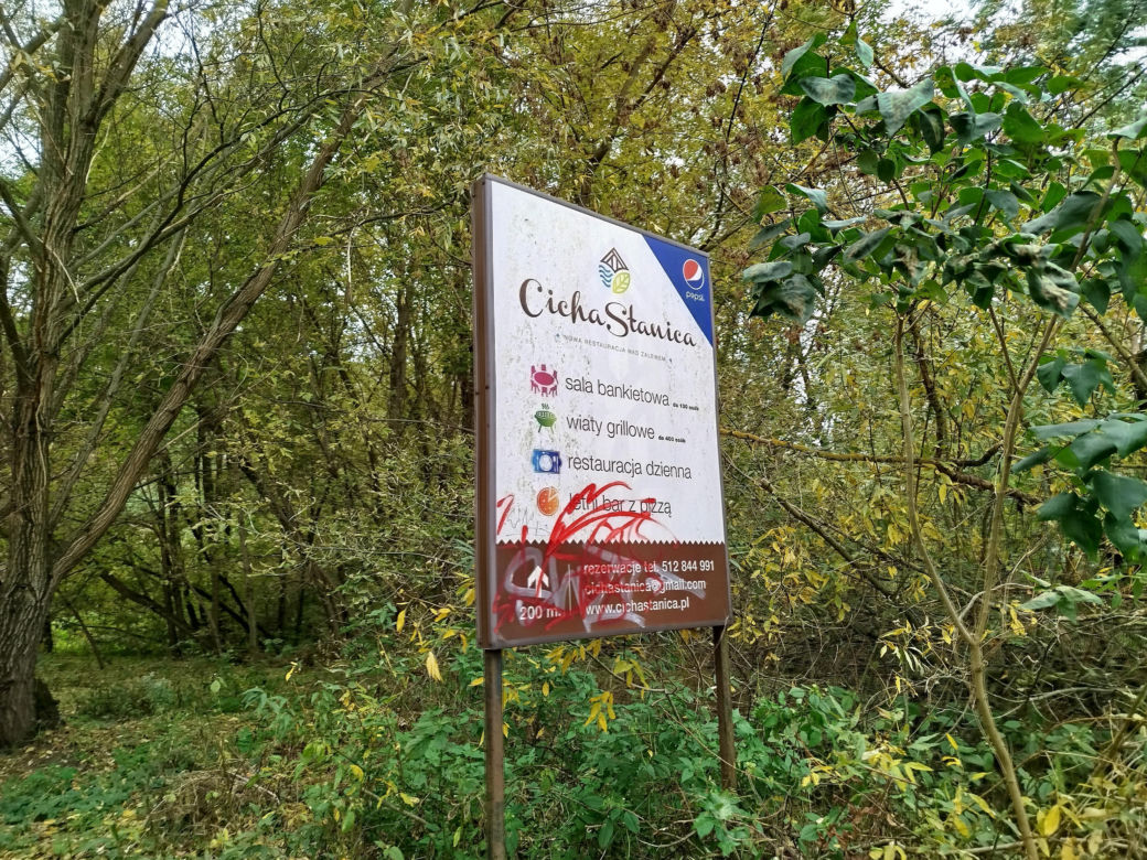 Zniszczone ławeczki i tablice – nad zalewem w Siedlcach doszło do aktów wandalizmu. Zostaną tam zainstalowane kamery miejskiego monitoringu