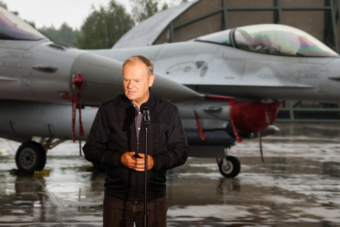 Donald Tusk w bazie lotnictwa w Łasku