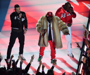 Maroon 5 i Adam Levine podczas Super Bowl 2019