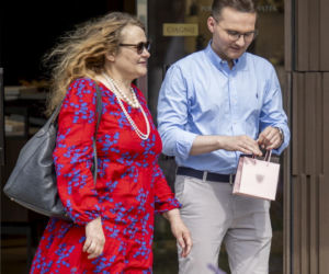 Posłanka Piekarska z Adrianem Witczakiem kupowali bransoletkę