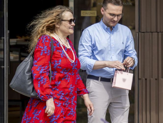 Posłanka Piekarska z Adrianem Witczakiem kupowali bransoletkę