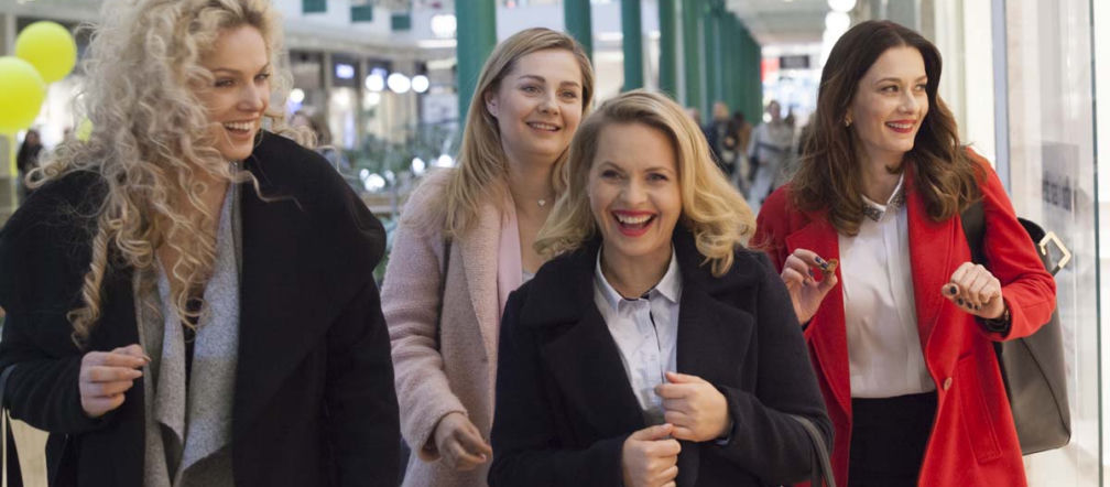 Przyjaciółki odcinek 110, Anka (Magdalena Stużyńska), Inga (Małgorzata Socha), Zuza (Anita Sokołowska), Patrycja (Joanna Liszowska)