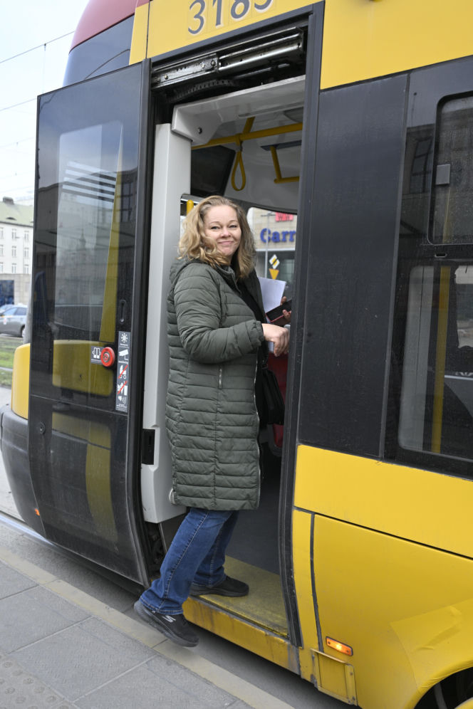 Koniec ze spaniem na siedzeniach w komunikacji miejskiej. Radni przegłosowali uchwałę