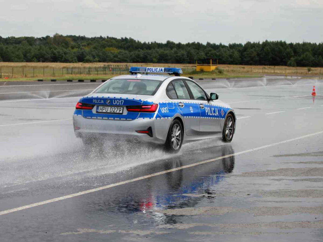 Policjanci przechodzą szkolenia z jazdy oznakowanymi BMW serii 3