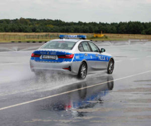 Policjanci przechodzą szkolenia z jazdy oznakowanymi BMW serii 3