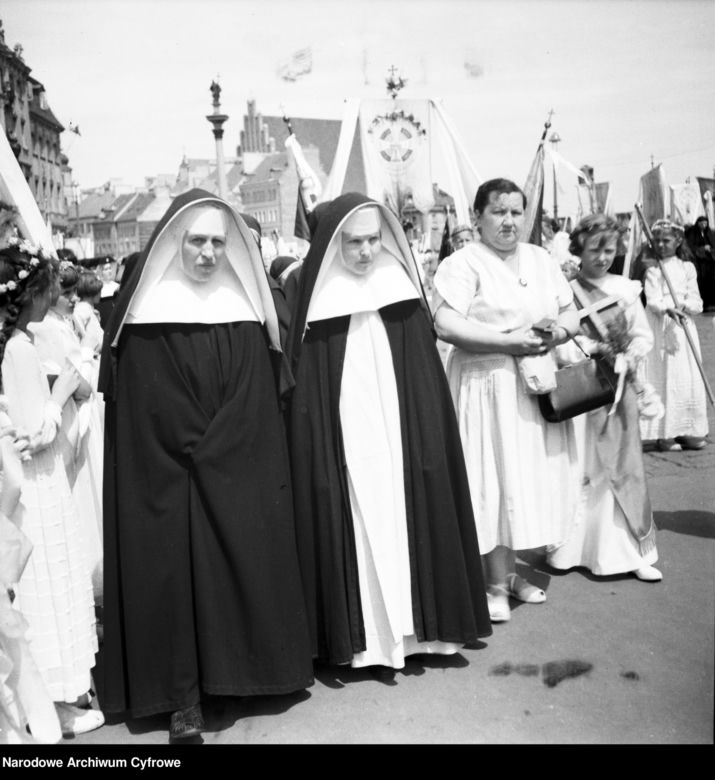 Uroczystość Bożego Ciała w Warszawie celebrowana przez Prymasa Polski kardynała Stefana Wyszyńskiego - 1957 rok