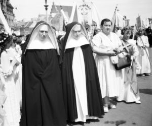 Uroczystość Bożego Ciała w Warszawie celebrowana przez Prymasa Polski kardynała Stefana Wyszyńskiego - 1957 rok