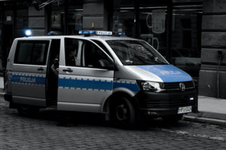 Mężczyzna z raną postrzałową głowy na ulicy. Walczy o życie