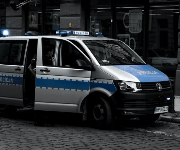 Mężczyzna z raną postrzałową głowy na ulicy. Walczy o życie