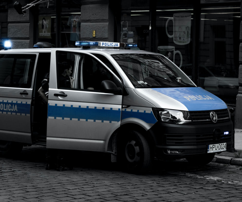 Mężczyzna z raną postrzałową głowy na ulicy. Walczy o życie
