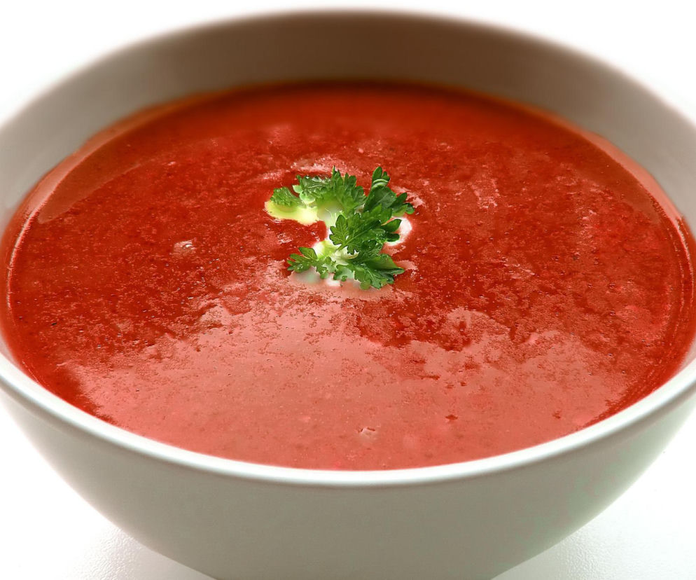Zupa pomidorowa. Ta ze świeżych pomidorów będzie najlepsza jeśli dodasz do niej popularny owoc