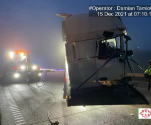 Dwie ciężarówki zderzyły się we mgle na autostradzie A1. Droga zablokowana