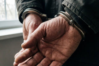 Napad w sklepie w Łapach. Groził ochroniarzowi nożem