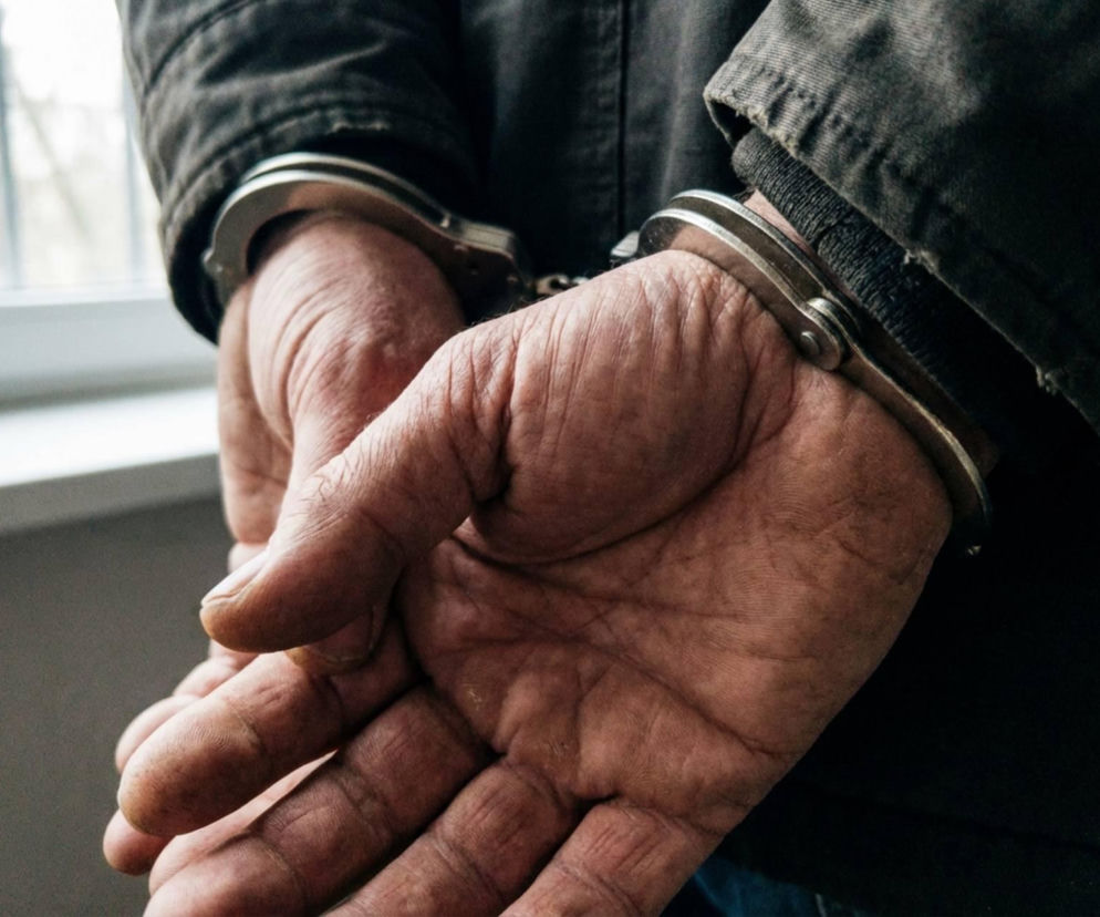 Napad w sklepie w Łapach. Groził ochroniarzowi nożem