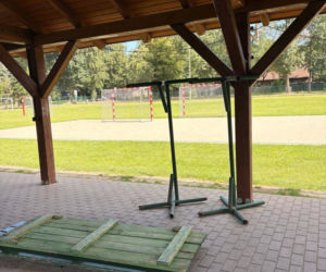 Zdewastowana wiata w Wilkowicach