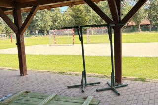 Zdewastowana wiata w Wilkowicach
