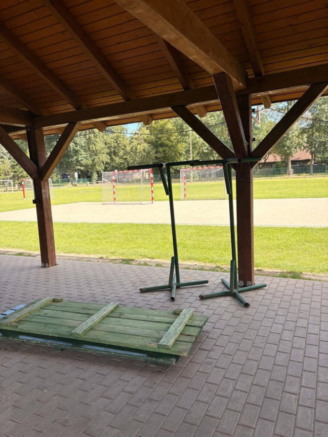 Zdewastowana wiata w Wilkowicach