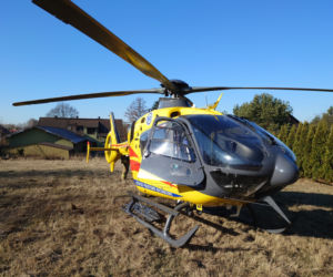 Koszmarny wypadek w Strzemieszycach. Samochód z impetem uderzył w koparkę. Lądował LPR