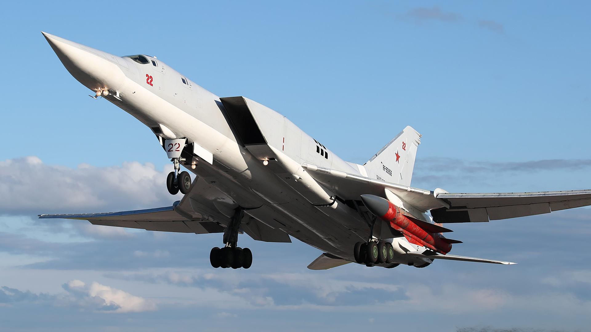 Rosyjskie bomobowiec Tu-22M3 z pociskiem Ch-22
