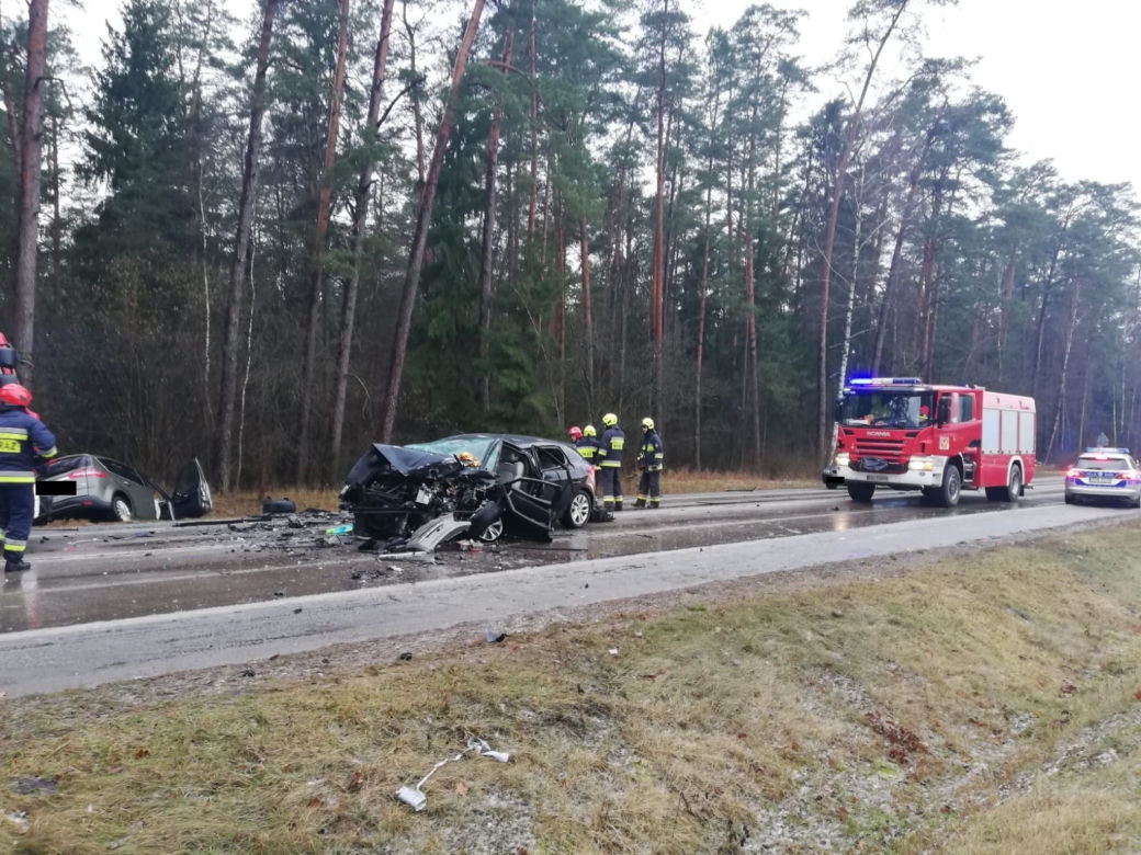 Czołowe zderzenie na Podlasiu. 5 osób rannych [ZDJĘCIA]