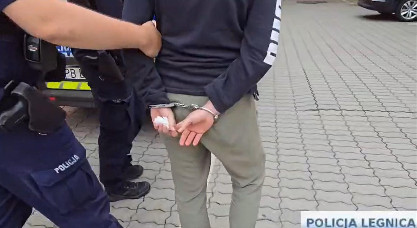 Awantura przed blokiem. 49-latek zginął od ciosów nożem! Para w areszcie