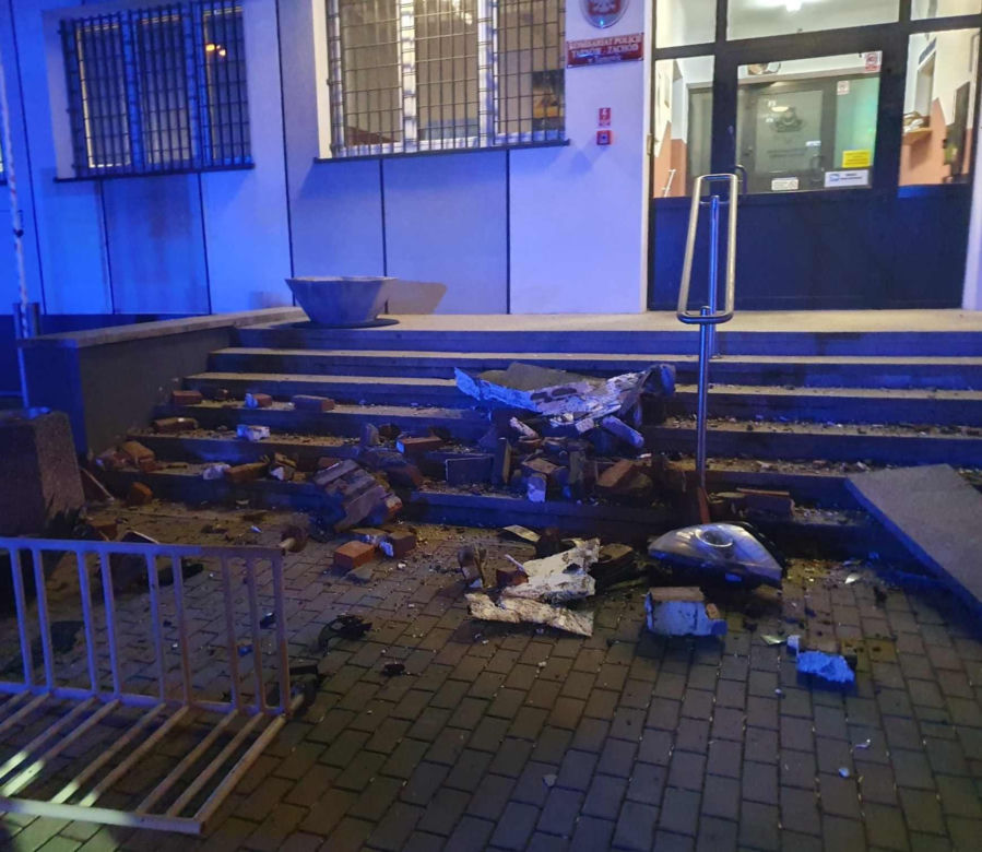 Tarnów. 75-latek wjechał samochodem w komisariat policji. Dwie osoby w szpitalu