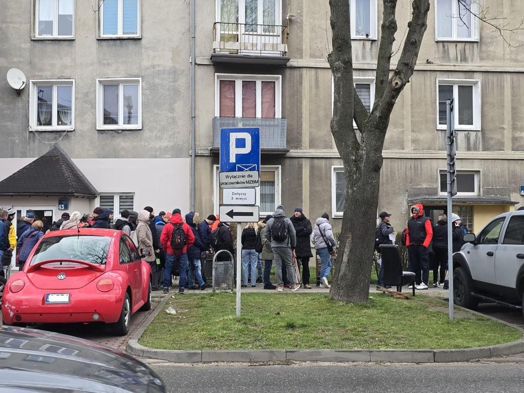 Kilkaset ludzi czeka przed wejściem do punktu obsługi grantobiorców w Tychach