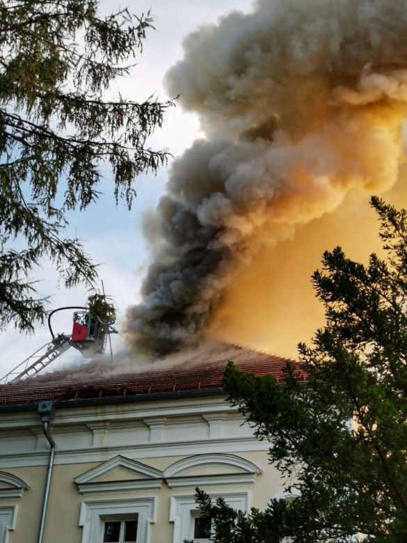 Płonie barokowy pałac w Konarzewie pod Poznaniem! Na miejscu ponad 30 jednostek straży pożarnej [ZDJĘCIA]