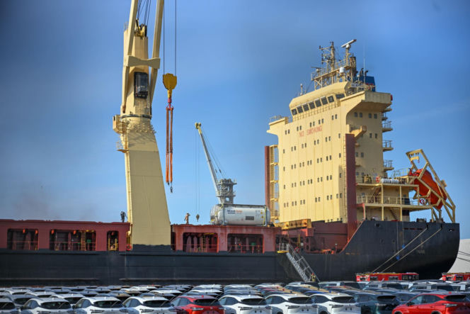 Pożar statku w Nowym Porcie w Gdańsku. Jednostka pływa pod banderą Cypru, a na jej pokładzie przebywało 25 członków załogi