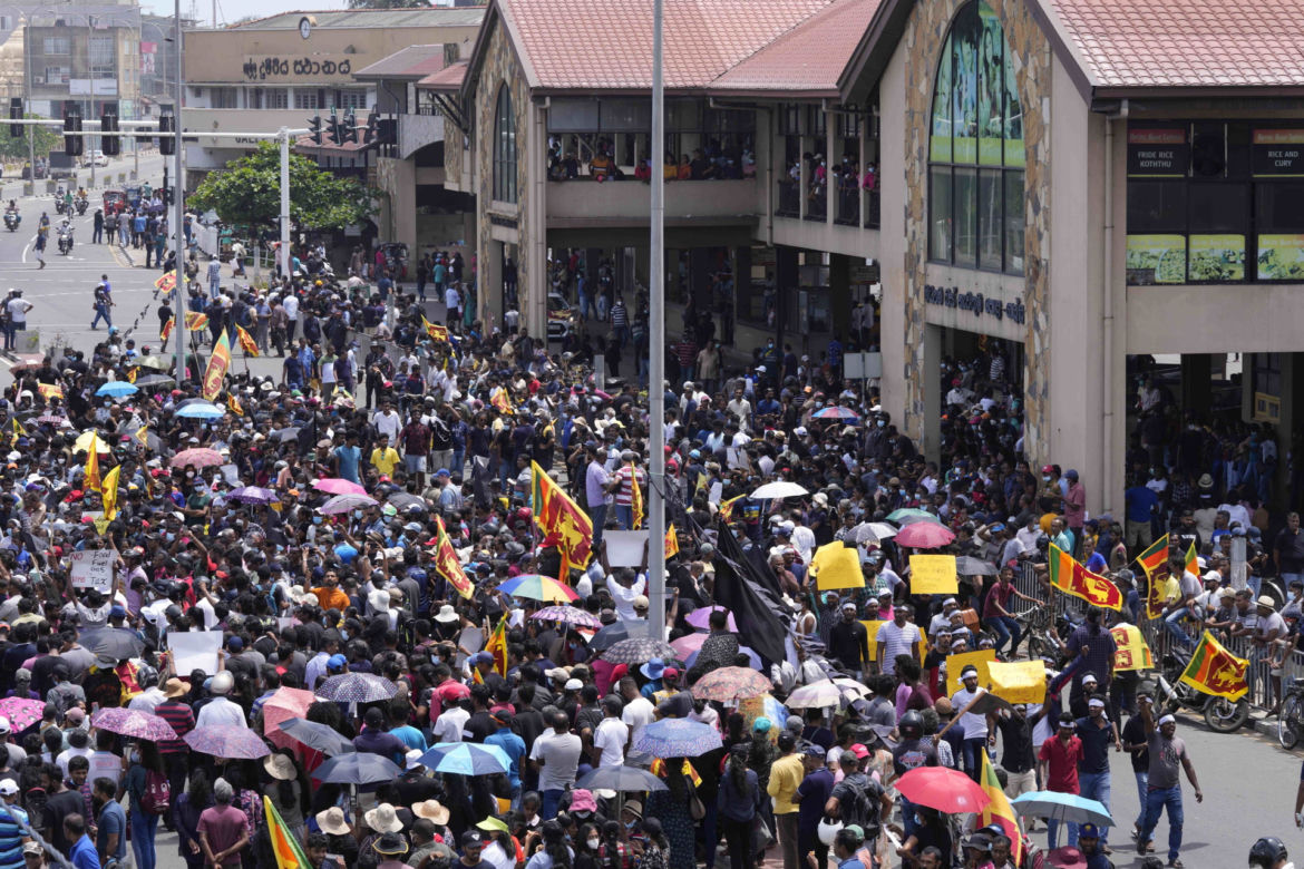 Manifestanci wdarli się do siedziby prezydenta Gotabayi Rajapaksy
