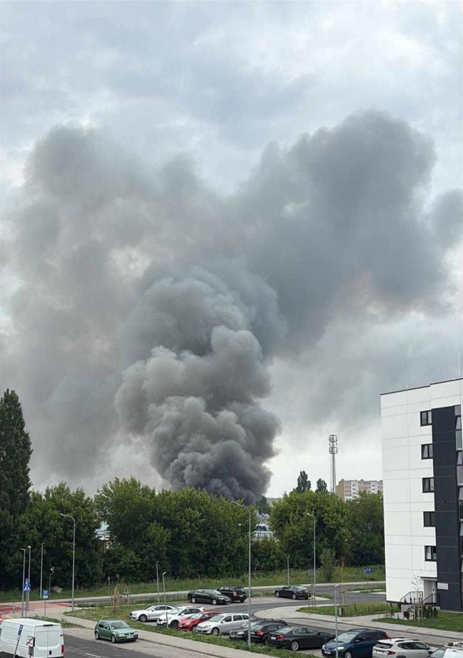 Potężny pożar we Włocławku. Wiele zastępów straży w akcji