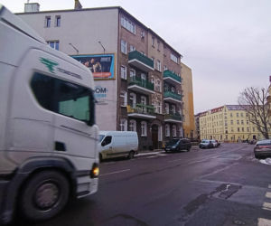 Pierwsze ekipy pojawią się na ul. Emilii Plater jeszcze w tym tygodniu. To początek długo wyczekiwanej przebudowy jednej z ważniejszych ulic w tej części miasta. Na razie jednak kierowcy mogą odetchnąć – wstępne prace nie spowodują żadnych zmian w ruchu.