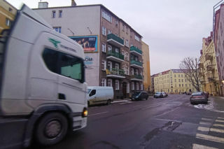 Pierwsze ekipy pojawią się na ul. Emilii Plater jeszcze w tym tygodniu. To początek długo wyczekiwanej przebudowy jednej z ważniejszych ulic w tej części miasta. Na razie jednak kierowcy mogą odetchnąć – wstępne prace nie spowodują żadnych zmian w ruchu.