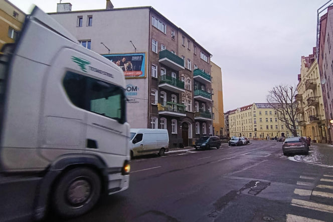 Pierwsze ekipy pojawią się na ul. Emilii Plater jeszcze w tym tygodniu. To początek długo wyczekiwanej przebudowy jednej z ważniejszych ulic w tej części miasta. Na razie jednak kierowcy mogą odetchnąć – wstępne prace nie spowodują żadnych zmian w ruchu.