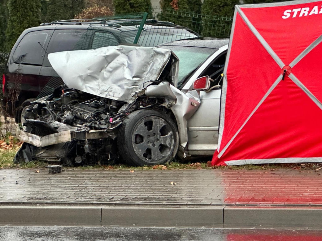 Józefosław. Osobówką wjechali pod tira. Tragiczna wiadomość	