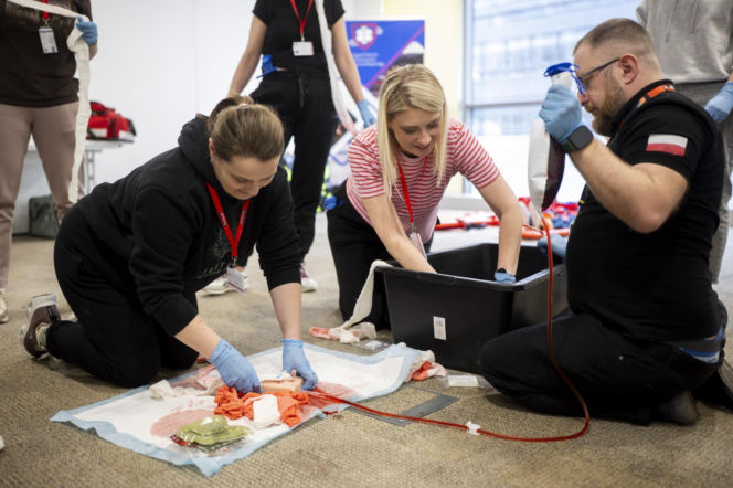 Aptekarze ćwiczą na wypadek wojny. Pierwsze takie szkolenia w Warszawie. Czym jest Apteka pierwszej pomocy?