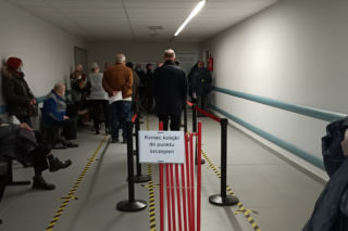 Kolejki i zdenerwowani pacjenci w punkcie szcziepień w białostockim szpitalu [AUDIO]