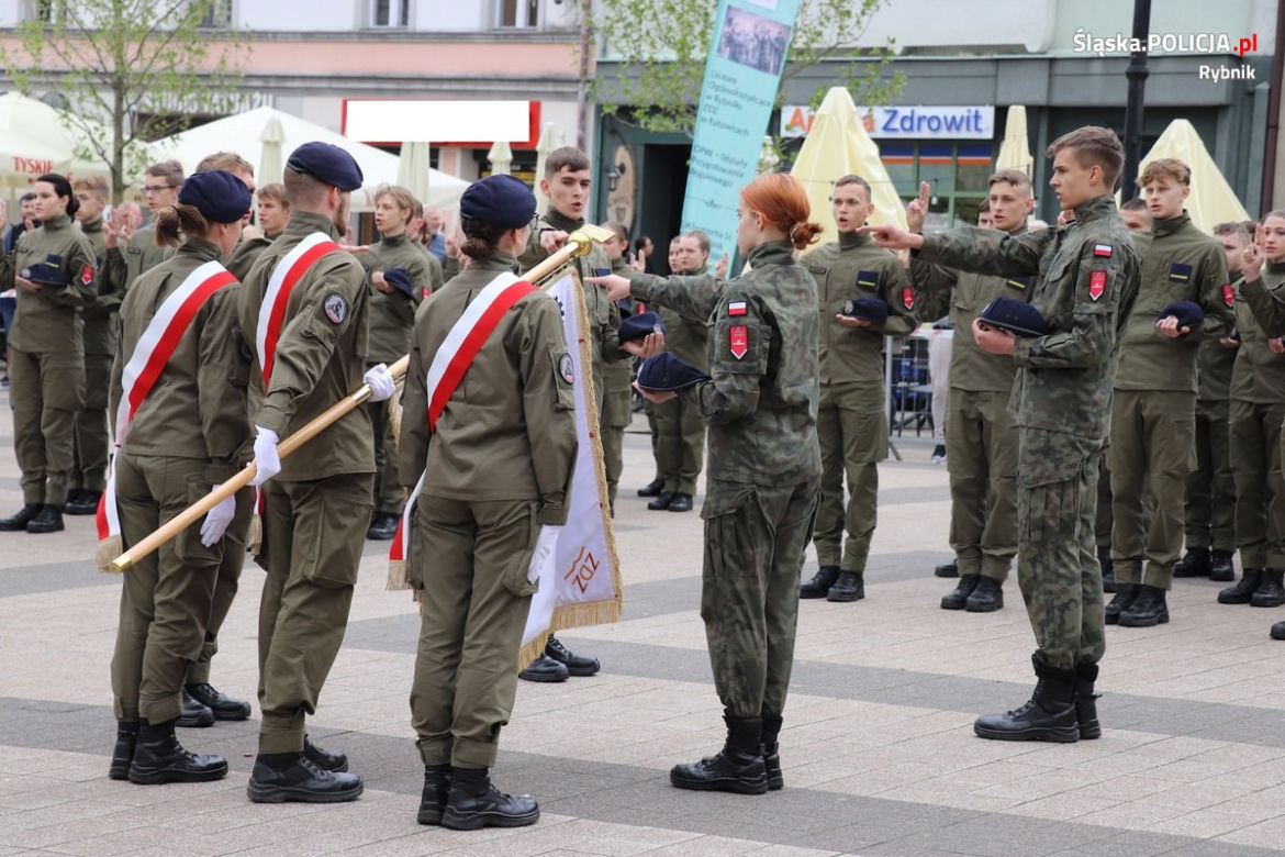 W Rybniku na rynku odbyło się ślubowanie klas mundurowych [ZDJĘCIA]