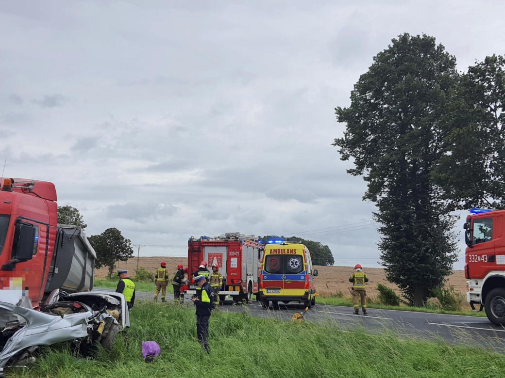 Smiertelny wypadek na trasie Bonin-Koszalin. Trzech nastolatkow z BMW zginelo w zderzeniu z tirem [ZDJECIA]