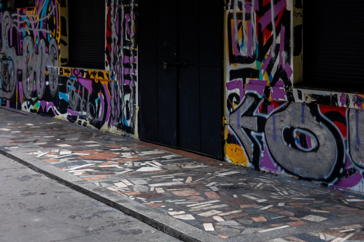 Pasaż Italia - zobacz, jak dziś wygląda zaniedbany zabytek. Nowe graffiti już przykryto kolejnym