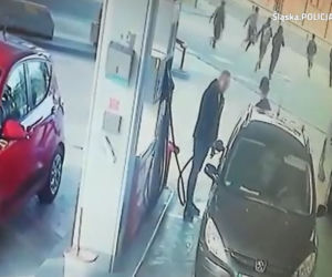 Nielegalni imigranci zatrzymani w Katowicach. Policjanci podzielili się z nimi jedzeniem i piciem [ZDJĘCIA, WIDEO]