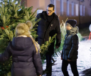 Premier Mateusz Morawiecki kupuje choinkę na święta. 