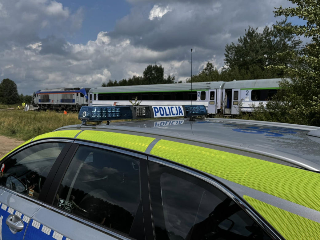 Tragiczny wypadek w Olszynach. Bus zderzył się z pociągiem
