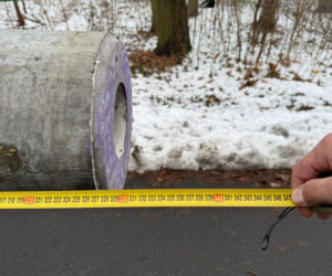 Ciągnik z naczepą, a na naczepie… nieoznakowany kilkumetrowy betonowy słup