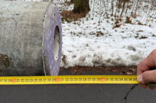 Ciągnik z naczepą, a na naczepie… nieoznakowany kilkumetrowy betonowy słup